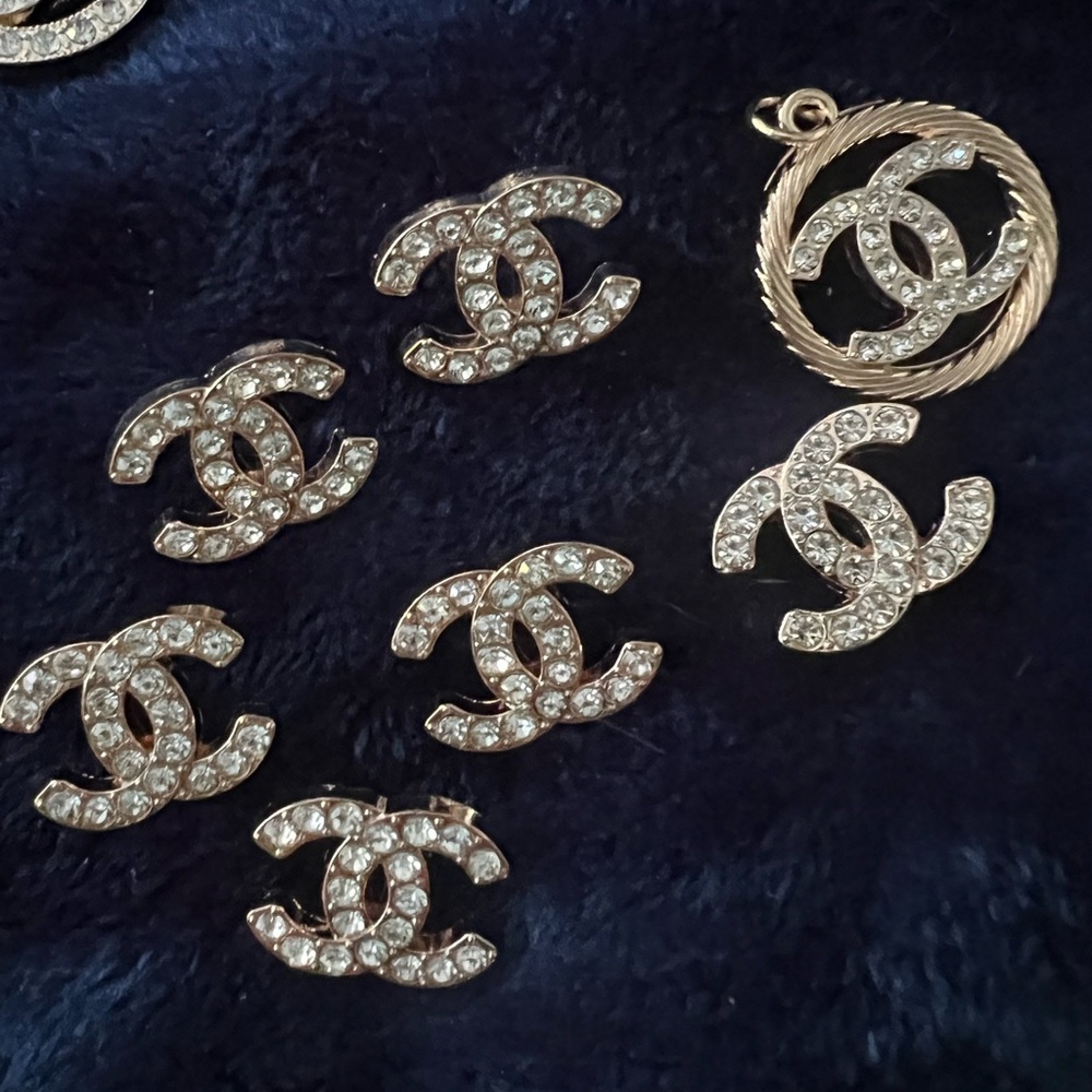 Cc-(set of 6) 19mm-Logo shape gold-metal/ faux crystal embellishment/shanked/👀😉 - Picture 7 of 9